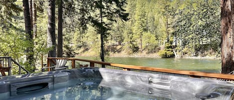 Jacks Cabin has a private hot tub overlooking the Wenatchee River