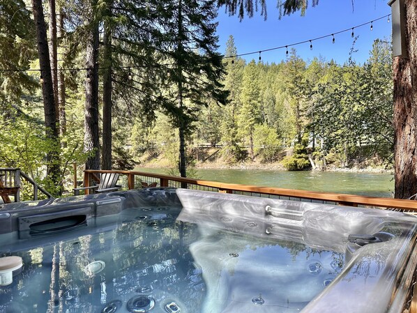 Jacks Cabin has a private hot tub overlooking the Wenatchee River