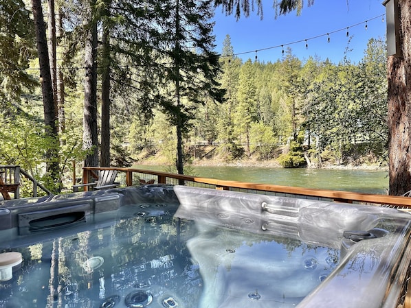 Jacks Cabin has a private hot tub overlooking the Wenatchee River