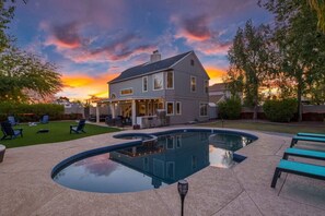 Pool, hot tub, and loungers all ready to go!