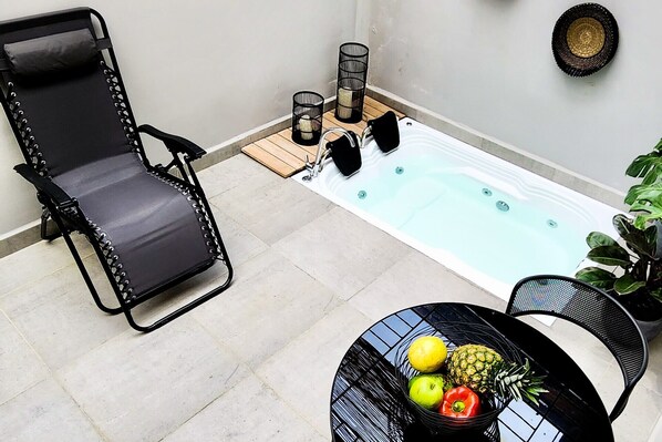 Private spa tub
