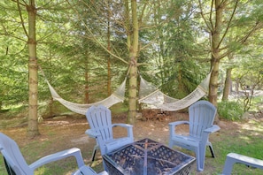 Backyard Oasis | Hammocks | Fire Pit