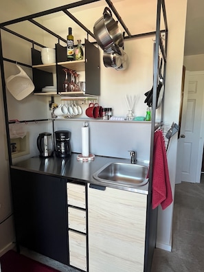 Kitchenette with sink and all the additives that you may need.
