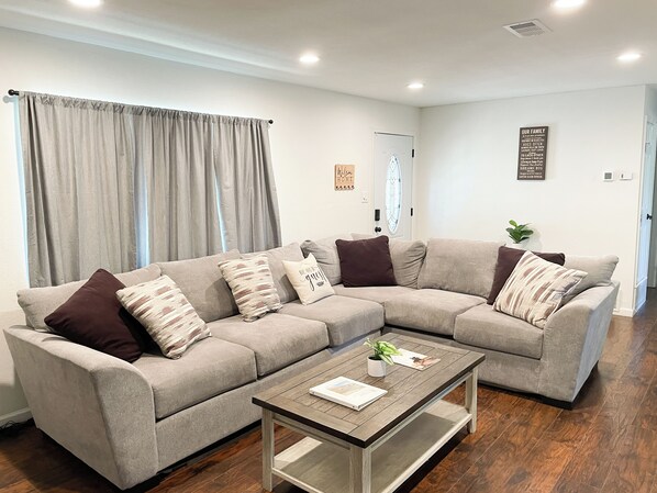 Roku Lounge – A sleek, modern space designed for effortless viewing.