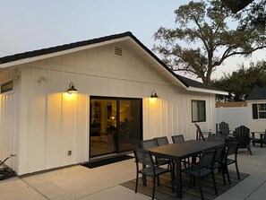 Beautiful backyard under an oak tree to dine and relax.