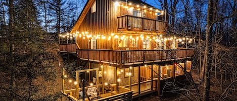 Welcome to the Family Stone Cabin, a gem nestled in the heart of Pigeon Forge.