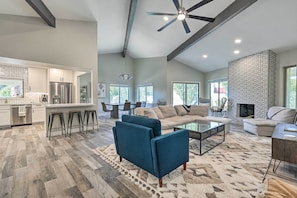Living Room | Free WiFi | Central Heating & A/C | Fireplace | Smart TV