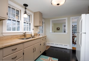 Quaint, beachy kitchen - 177 Old Stage Road Centerville Cape Cod - Family Tides - New England Vacation Rentals