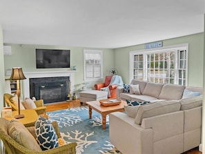 Spacious and bright living room - 177 Old Stage Road Centerville Cape Cod - Family Tides - New England Vacation Rentals