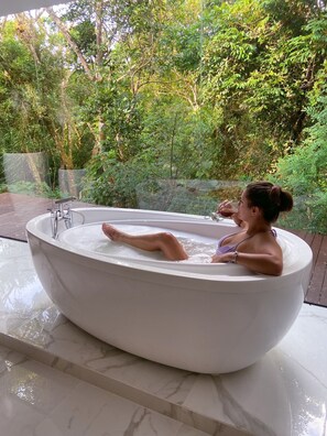 Outdoor spa tub