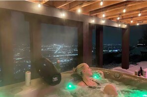 beautiful views with a new Bullfrog hot tub with a relaxing lounge & waterfall.