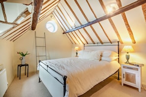 Rose Cottage Master Bedroom - StayCotswold