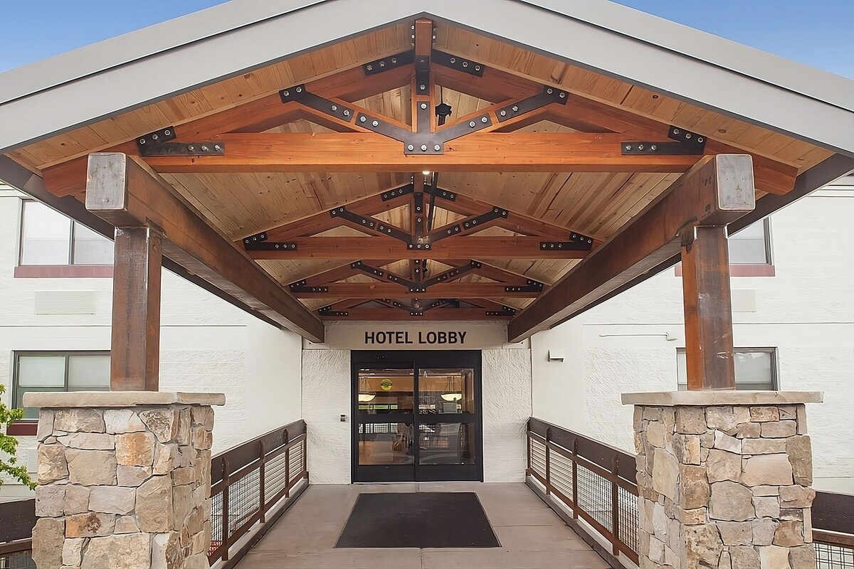 Enjoy a Hassle-Free and Suiting Stay! Close to Grand Canyon National Park South