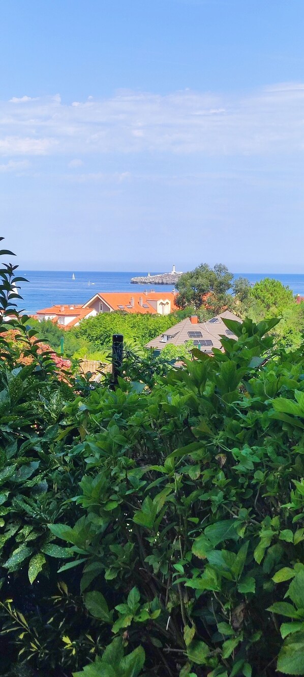 
A 250 m de la plage de Somo de 6 km.
Vue sur la mer et à 20 mn de Santander.