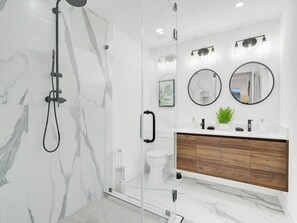 Unwind after a long day in this luxurious marble clad en suite bathroom