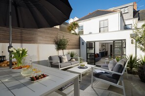 Rear courtyard into open-plan kitchen/living/dining room