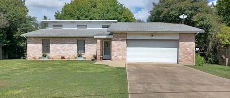 Charming and cozy home. 5 min. walk to TX State Tubes in the neighborhood.
