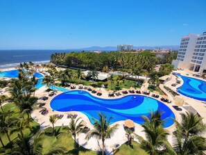 of the amazing Villa Magna pools & ocean
