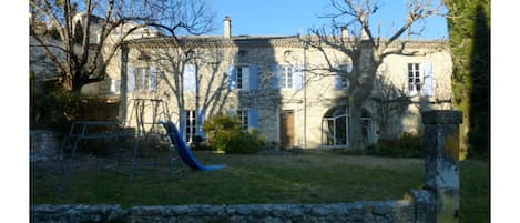 Jardin de la terrasse de la maison.