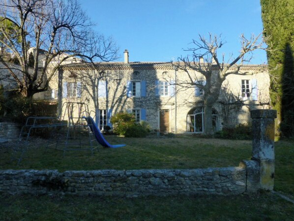 Jardin de la terrasse de la maison.