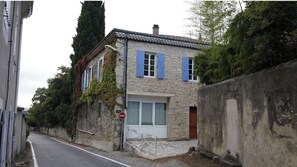 Maison vue de la route de la Batie