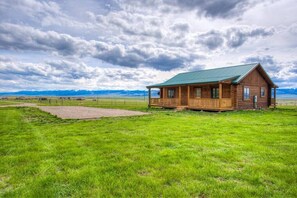 Private parking is avalaible right in front of the cabin. 