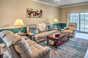 Living Room | Main Floor | Central Air Conditioning | Smart TV