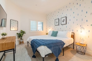 King bed | Master bedroom + en-suite bathroom