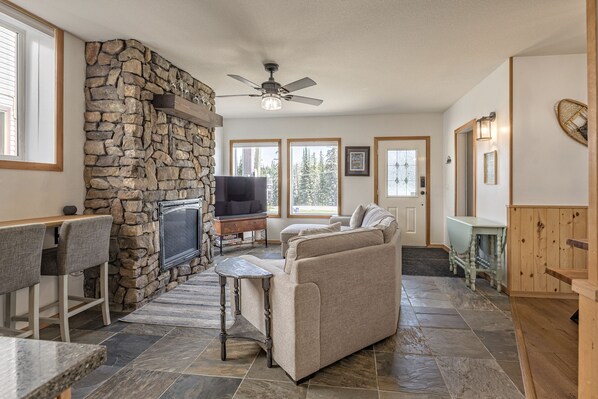 Beautiful Bright Suite right at the base of the Alpine Meadows Chair!