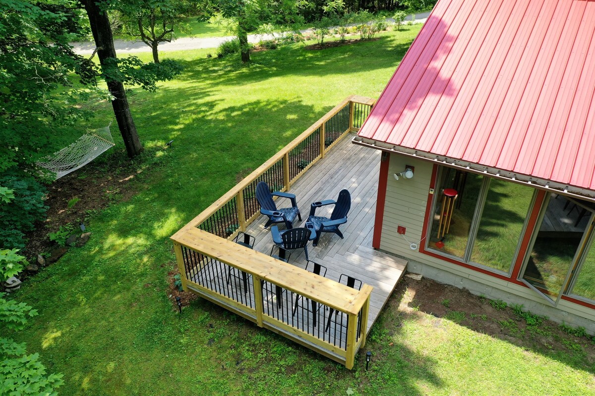 Trailside! Bike In Bike Out, Steps to Town. Outdoor shower, fire pit, & more.