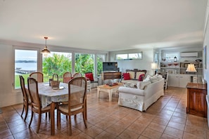 Living Room | Free WiFi | A/C Unit | Smart TV