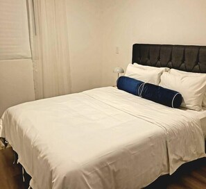 Cuarto con Cama Queen y Black Out. El cuarto cuenta con Aire Acondicionado