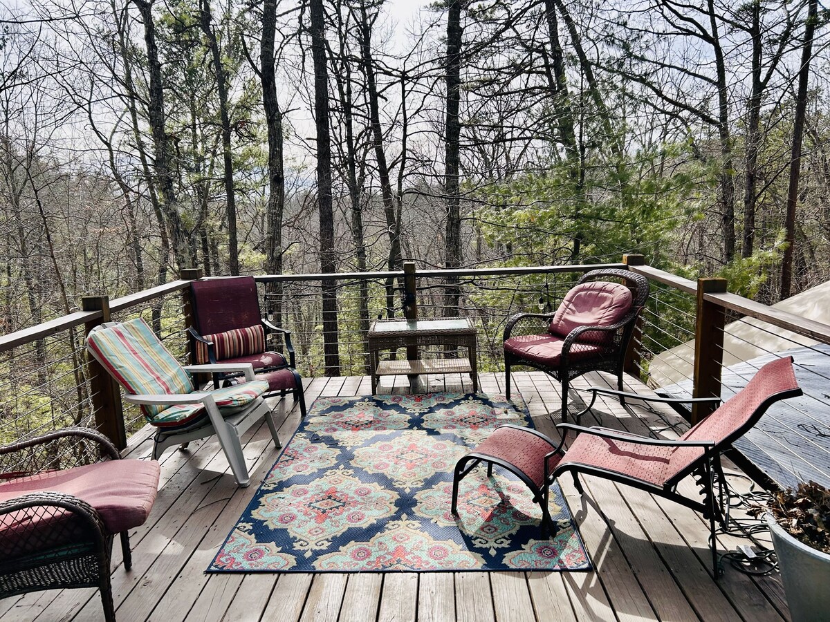 Three-story Blue Ridge Yurt getaway