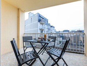 Propriété, Bâtiment, Meubles, Confort, Bleu Azur, Design Intérieur, Fenêtre, Bois, Cadre De Lit, Oreiller