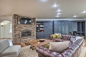 Living Room | Smart TV | Gas Fireplace