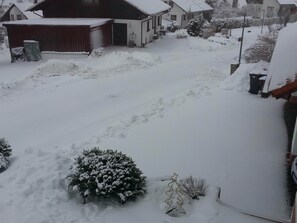 Unsere Einfahrt/der Parkplatz der Fewo