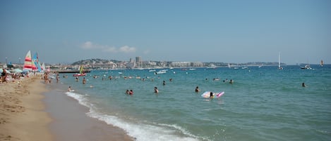 plage de Fréjus. On aperçoit au loin Saint Raphaël