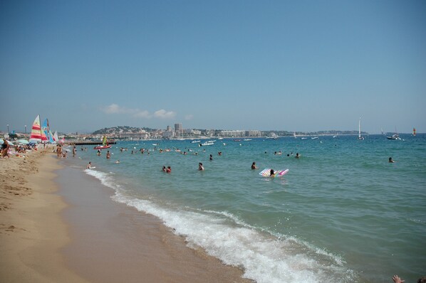 plage de Fréjus. On aperçoit au loin Saint Raphaël