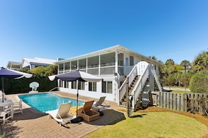 Poolside seating!