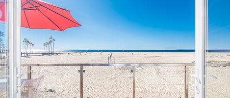 The upstairs deck looks out onto the white sand beaches of Newport and the Pacific Ocean beyond.