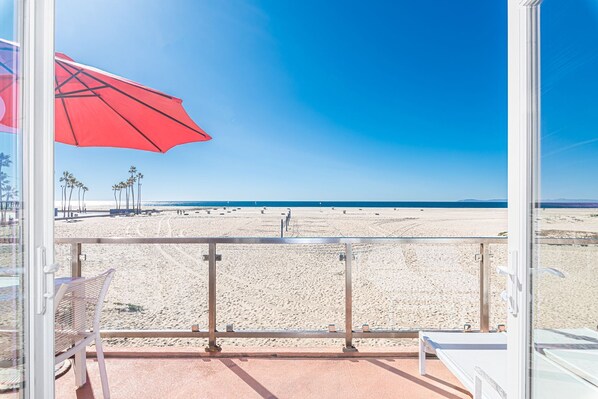 The upstairs deck looks out onto the white sand beaches of Newport and the Pacific Ocean beyond.
                