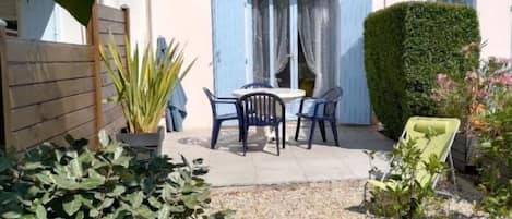 Terrasse 23 m2 , mobilier d'extérieur, table et plancha électrique