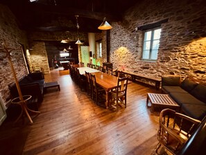 Les Cathares - large room with table to seat 20 people