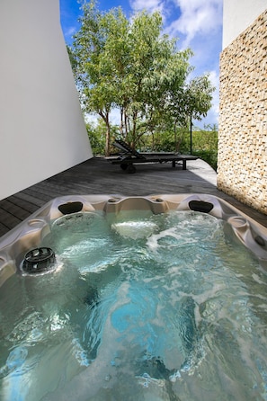 Outdoor spa tub