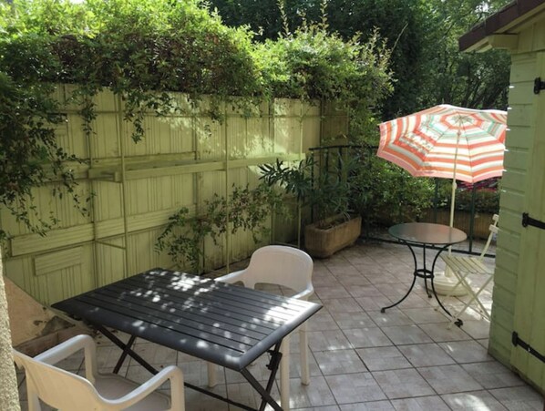 Terrasse côté parc Napoléon III.