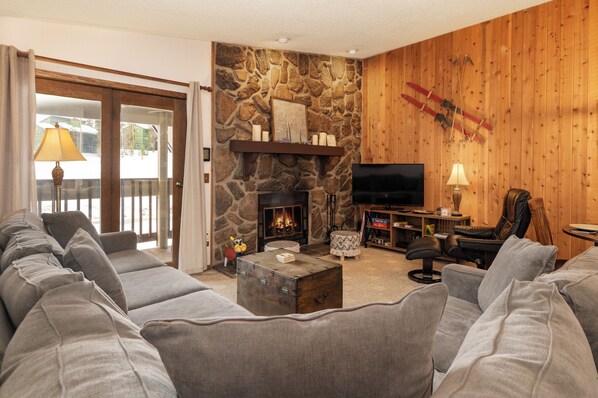 SWP Silverado II 334 living area