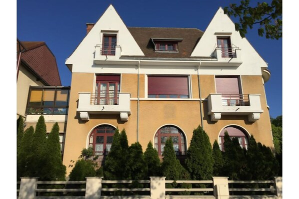 Le studio se situe au premier niveau de la maison (3ème fenêtre en bas à droite)