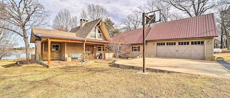 Stigler Vacation Rental | 3,425 Sq Ft | 4BR | 3BA | Stairs Required