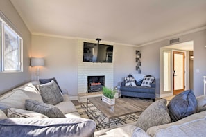 Living Room | Main Level | Free WiFi | Smart TV | Sleeper Sofa