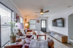 Living Area | Smart TV w/ Cable